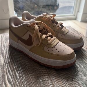 Nike Kids Sneakers in Tan and Brown